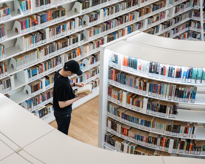 Сингапур платит людям за чтение книг — сможет ли это исправить кризис чтения?
